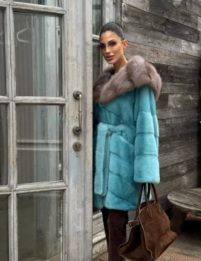 Шуба из аукционной норки средней длины с капюшоном из куницы