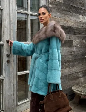 Шуба из аукционной норки средней длины с капюшоном из куницы