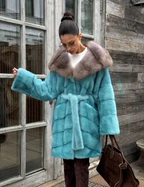 Шуба из аукционной норки средней длины с капюшоном из куницы