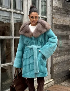 Шуба из аукционной норки средней длины с капюшоном из куницы