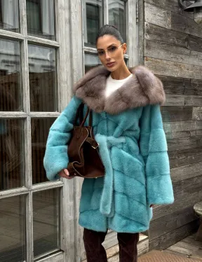 Шуба из аукционной норки средней длины с капюшоном из куницы