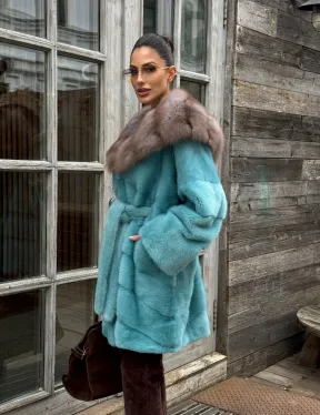 Шуба из аукционной норки средней длины с капюшоном из куницы