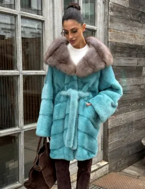 Шуба из аукционной норки средней длины с капюшоном из куницы