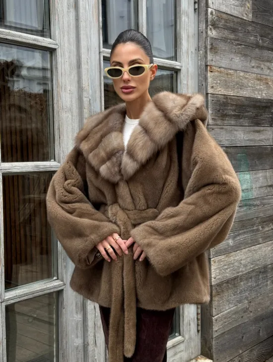 Шуба Luxury Fashion из плюшевой норки VELVET с капюшоном из меха куницы