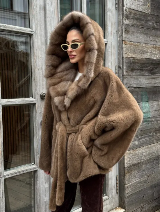 Шуба Luxury Fashion из плюшевой норки VELVET с капюшоном из меха куницы