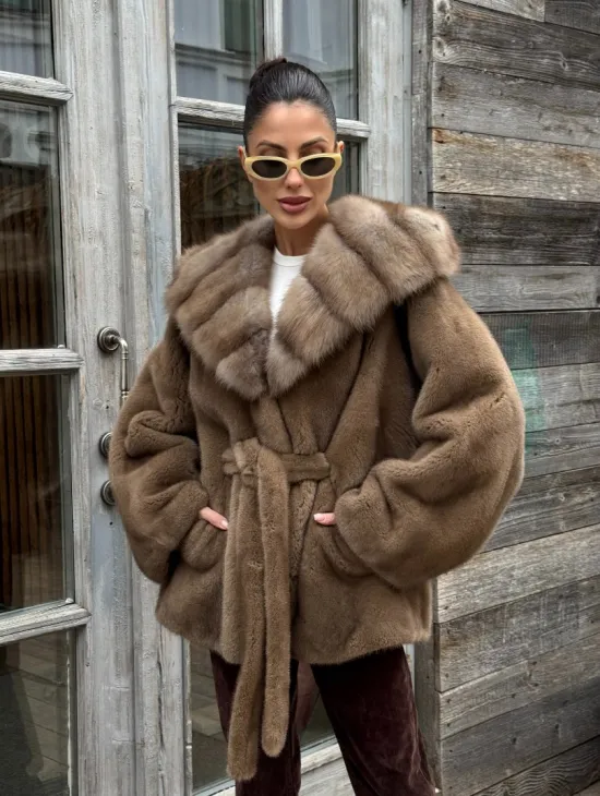 Шуба Luxury Fashion из плюшевой норки VELVET с капюшоном из меха куницы