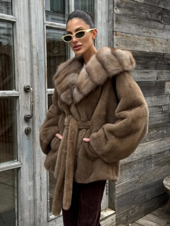 Шуба Luxury Fashion из плюшевой норки VELVET с капюшоном из меха куницы