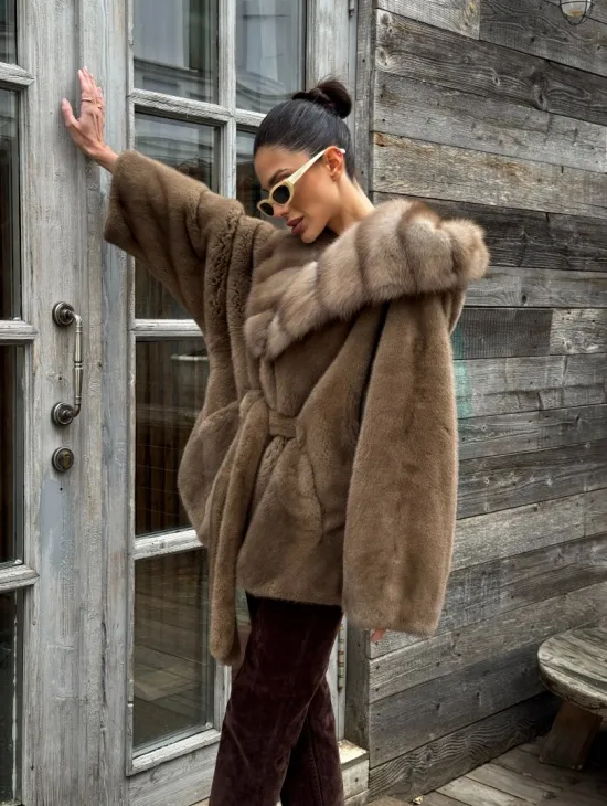 Шуба Luxury Fashion из плюшевой норки VELVET с капюшоном из меха куницы