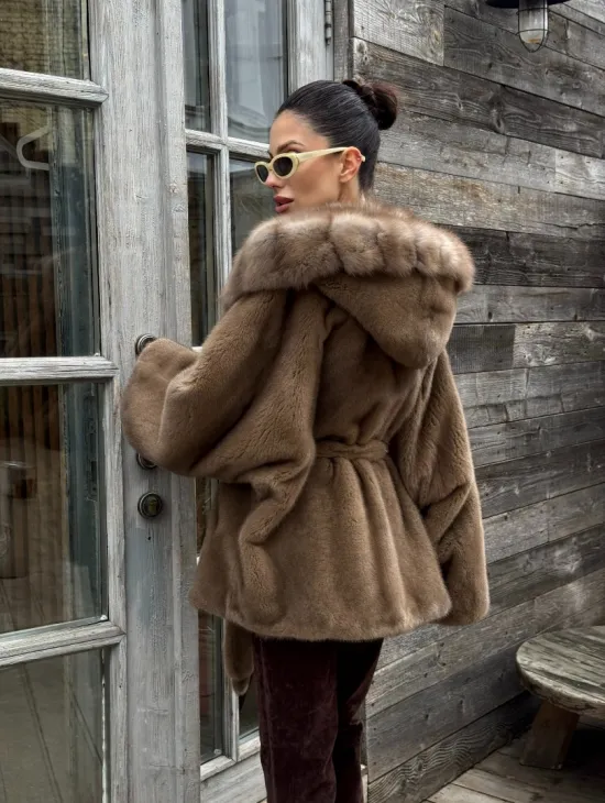 Шуба Luxury Fashion из плюшевой норки VELVET с капюшоном из меха куницы