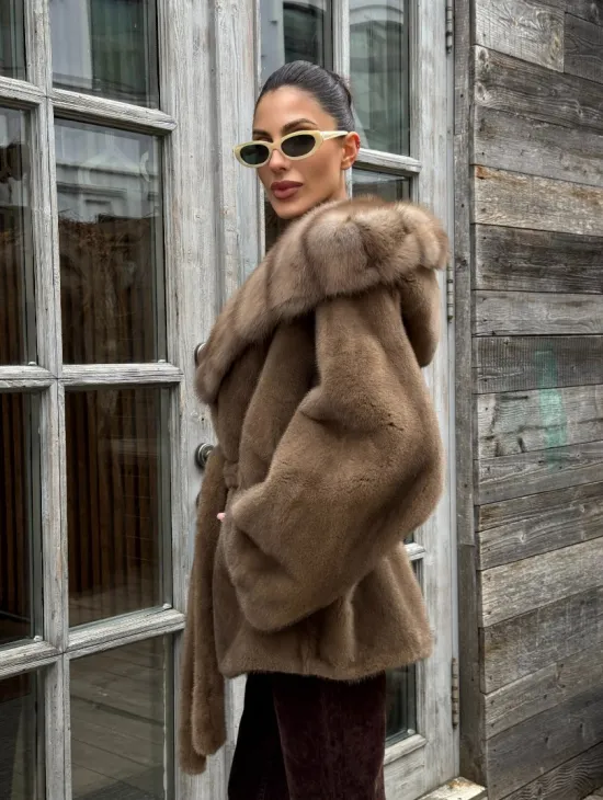 Шуба Luxury Fashion из плюшевой норки VELVET с капюшоном из меха куницы