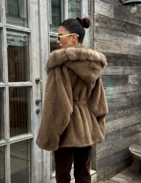 Шуба Luxury Fashion из плюшевой норки VELVET с капюшоном из меха куницы