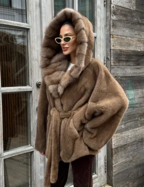 Шуба Luxury Fashion из плюшевой норки VELVET с капюшоном из меха куницы