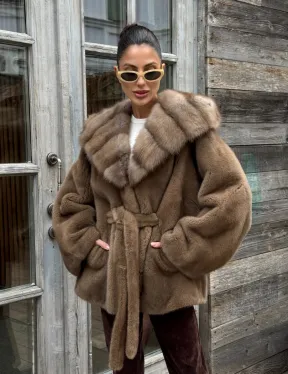 Шуба Luxury Fashion из плюшевой норки VELVET с капюшоном из меха куницы