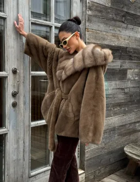 Шуба Luxury Fashion из плюшевой норки VELVET с капюшоном из меха куницы