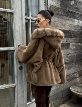 Шуба Luxury Fashion из плюшевой норки VELVET с капюшоном из меха куницы