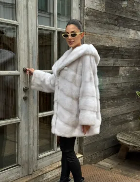 Светлый полушубок автоледи из меха норки с капюшоном