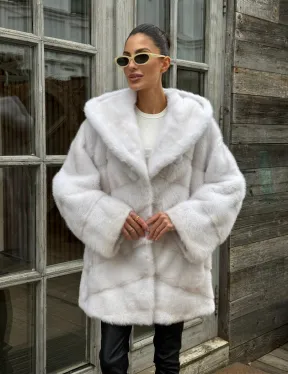 Светлый полушубок автоледи из меха норки с капюшоном