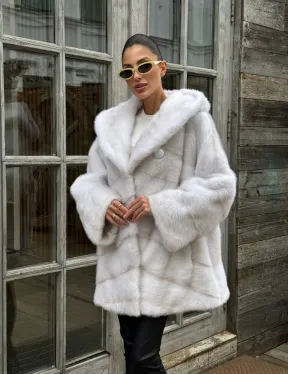 Светлый полушубок автоледи из меха норки с капюшоном