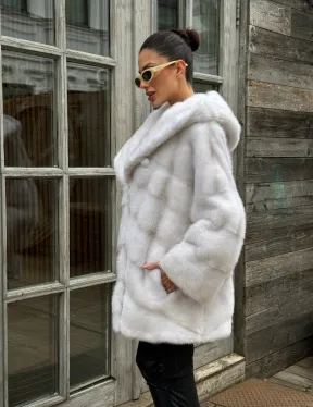 Светлый полушубок автоледи из меха норки с капюшоном