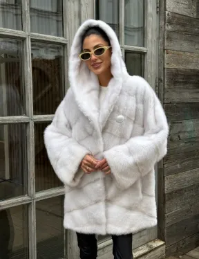 Светлый полушубок автоледи из меха норки с капюшоном