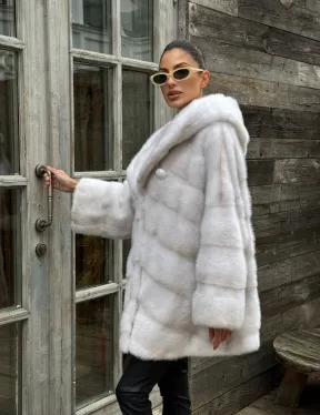 Светлый полушубок автоледи из меха норки с капюшоном