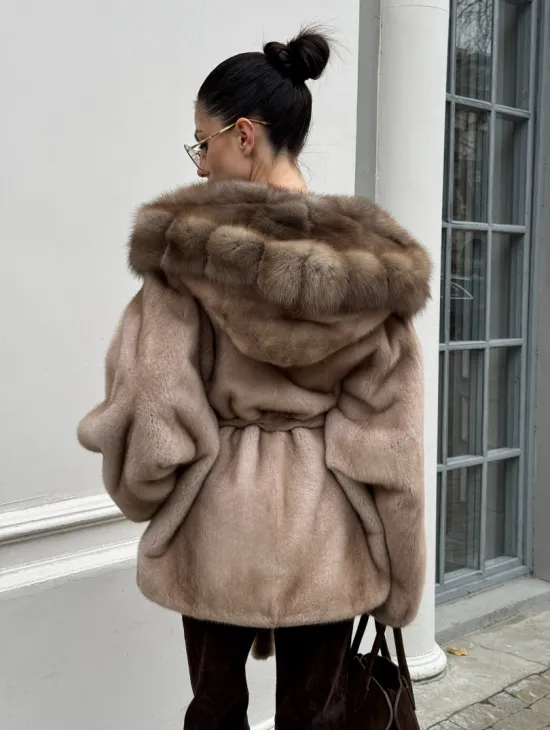 Шуба - пончо под пояс из плюшевой норки с капюшоном из меха куницы