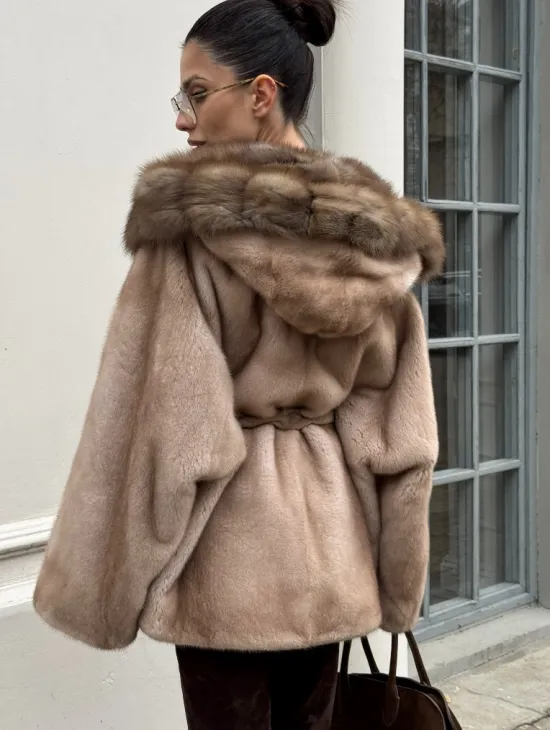Шуба - пончо под пояс из плюшевой норки с капюшоном из меха куницы