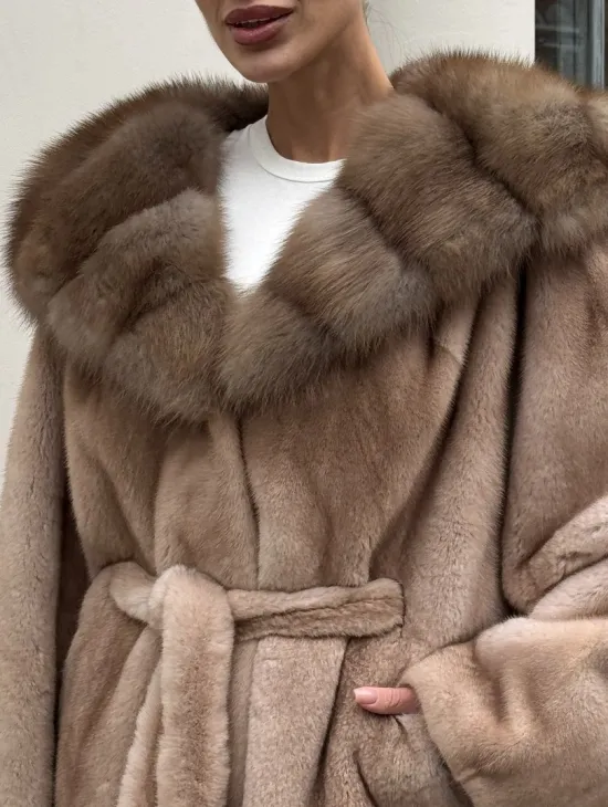 Шуба - пончо под пояс из плюшевой норки с капюшоном из меха куницы