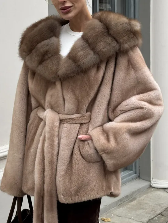 Шуба - пончо под пояс из плюшевой норки с капюшоном из меха куницы