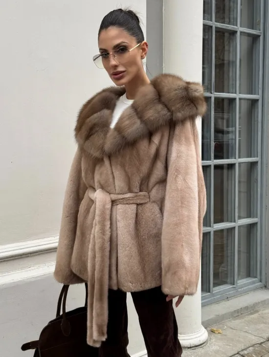 Шуба - пончо под пояс из плюшевой норки с капюшоном из меха куницы