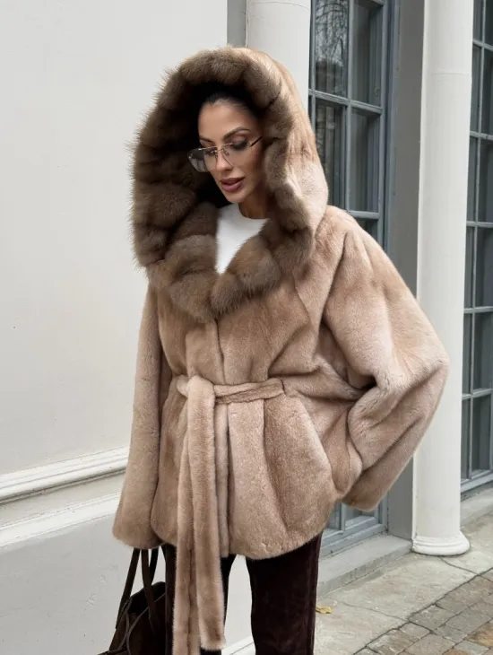 Шуба - пончо под пояс из плюшевой норки с капюшоном из меха куницы