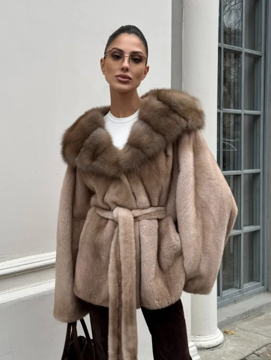 Шуба - пончо под пояс из плюшевой норки с капюшоном из меха куницы