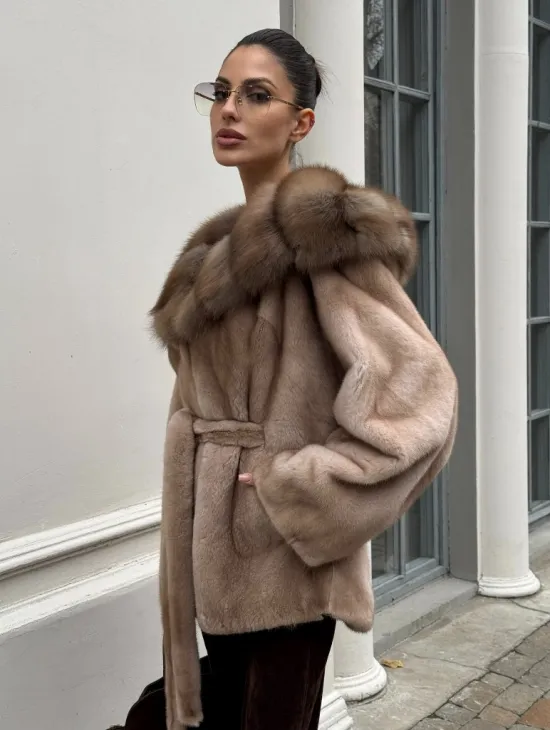 Шуба - пончо под пояс из плюшевой норки с капюшоном из меха куницы