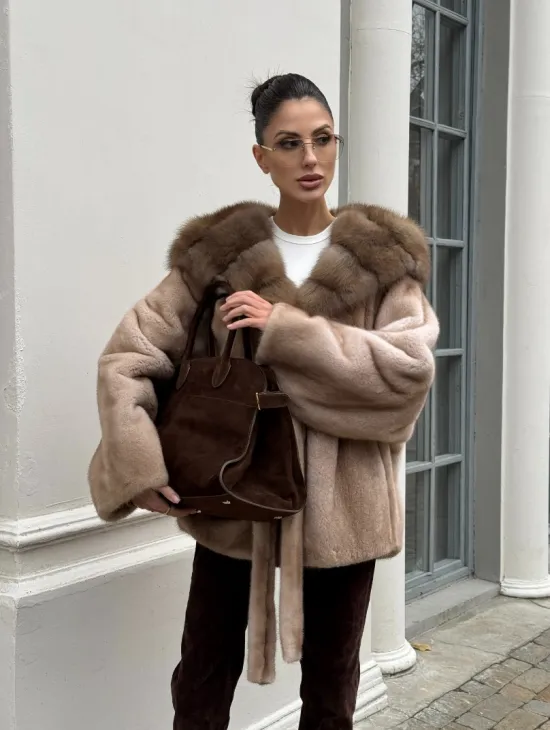 Шуба - пончо под пояс из плюшевой норки с капюшоном из меха куницы