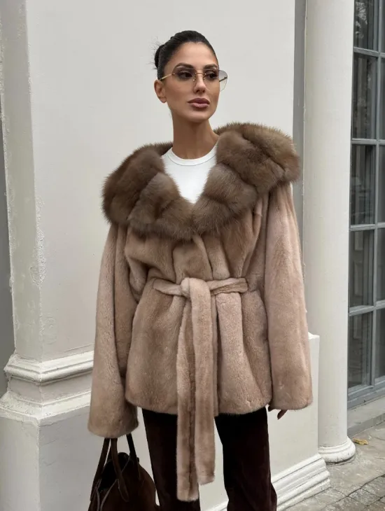 Шуба - пончо под пояс из плюшевой норки с капюшоном из меха куницы