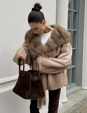 Шуба - пончо под пояс из плюшевой норки с капюшоном из меха куницы