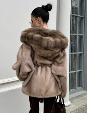 Шуба - пончо под пояс из плюшевой норки с капюшоном из меха куницы