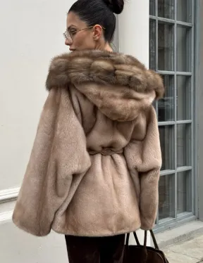 Шуба - пончо под пояс из плюшевой норки с капюшоном из меха куницы