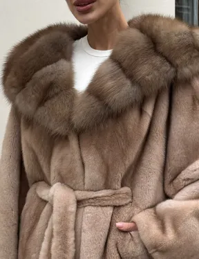 Шуба - пончо под пояс из плюшевой норки с капюшоном из меха куницы