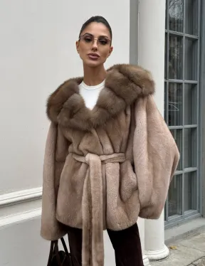 Шуба - пончо под пояс из плюшевой норки с капюшоном из меха куницы