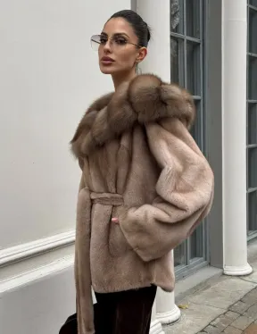 Шуба - пончо под пояс из плюшевой норки с капюшоном из меха куницы