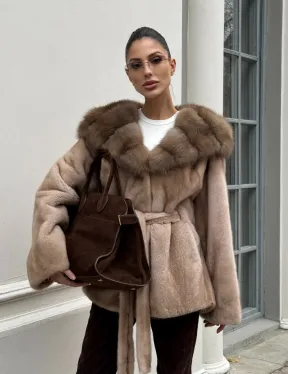 Шуба - пончо под пояс из плюшевой норки с капюшоном из меха куницы