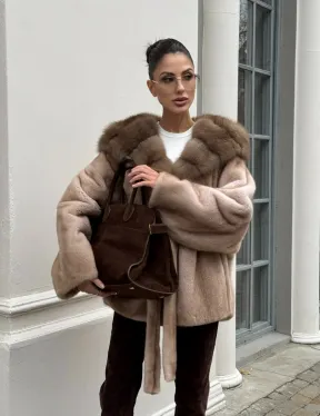 Шуба - пончо под пояс из плюшевой норки с капюшоном из меха куницы