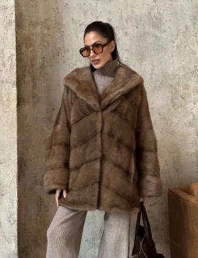 Укороченная норковая шуба с капюшоном из норки