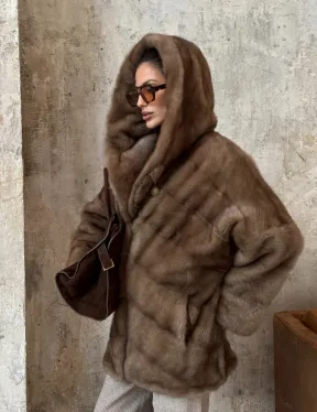 Укороченная норковая шуба с капюшоном из норки