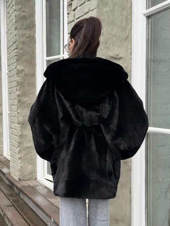 Шуба из канадской норки с капюшоном кобра, фасон летучая мышь