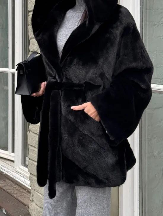 Шуба из канадской норки с капюшоном кобра, фасон летучая мышь