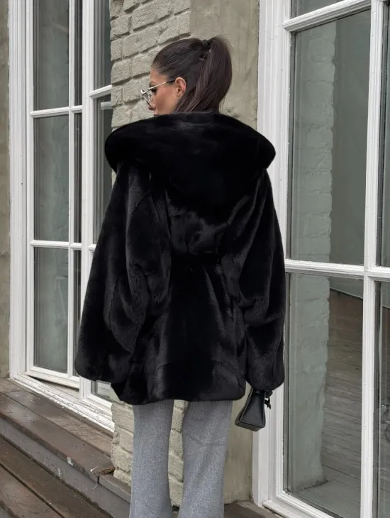 Шуба из канадской норки с капюшоном кобра, фасон летучая мышь