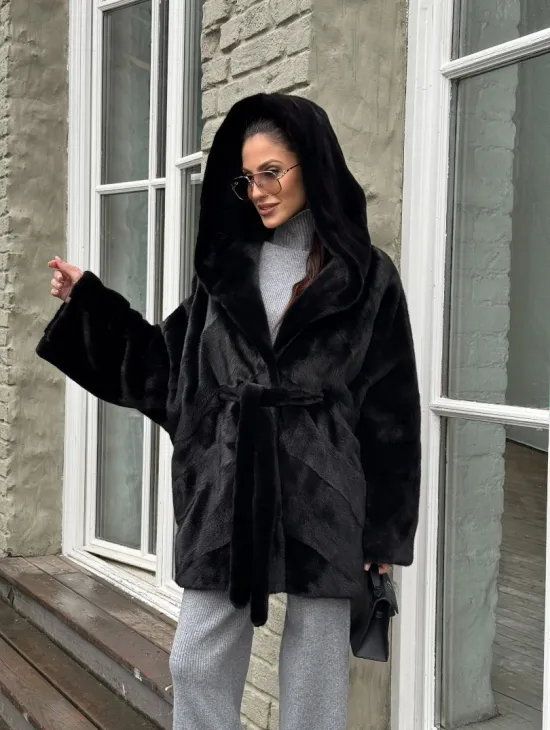 Шуба из канадской норки с капюшоном кобра, фасон летучая мышь