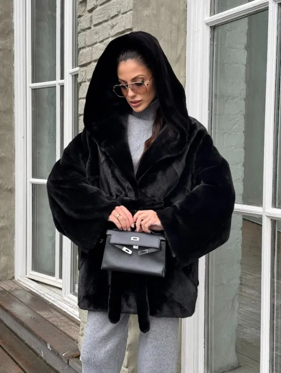 Шуба из канадской норки с капюшоном кобра, фасон летучая мышь